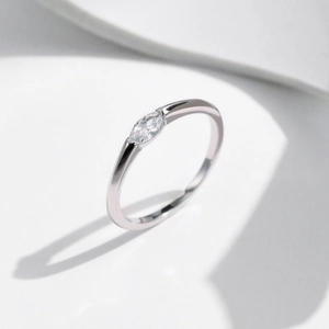 Minimalist s925 silver ring featuring a sparkling marquise-cut cubic zirconia stone