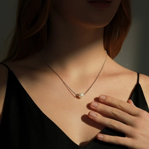 Elegante s925 Silberperlenkette mit einem glänzenden weißen runden Perlenanhänger