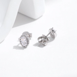 Orecchini a lobo ovali in argento S925 con pavé di zirconi brillanti dallo stile elegante