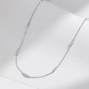 Elegante collana girocollo in argento sterling s925 con pendenti in zircone su sfondo bianco