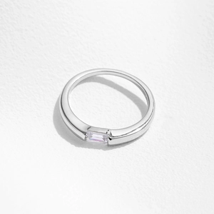 Minimalistischer S925 Silberring mit einem rechteckigen hellvioletten Edelstein