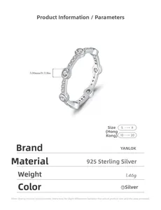 Dettaglio del marchio S925 su un anello eternity in argento sterling con zirconi