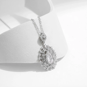 Luxueux collier en argent S925 avec pendentif en forme de poire et halo de diamants brillants