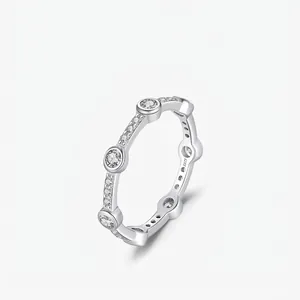 Anello Eternity in Argento Sterling 925 per Donna Geometrico Tondo Zirconia Intarsiato Luccicante Gioielli Pendolari Anello Dito Minimalista