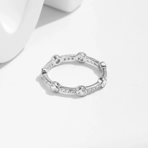 Scintillante anello eternity in argento sterling S925 con diamanti tondi a castone