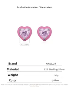 Dettaglio macro di orecchini a cuore in argento s925 con smalto rosa e zirconi