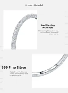 Macro de la bague en argent avec texture sablée étoilée et poinçon gravé S925 de qualité