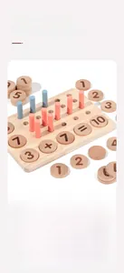 Détail d'un tableau d'éveil mathématique en bois avec chevilles colorées et nombres