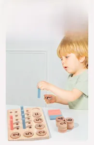Détail du plateau de calcul en bois avec cylindres colorés et jetons numérotés