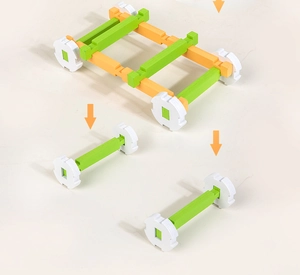Detailansicht der grünen und orangen Bausteine mit weißen Zahnradverbindern