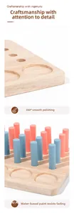 Détail de la base en bois lisse et des chevilles colorées aux bords arrondis