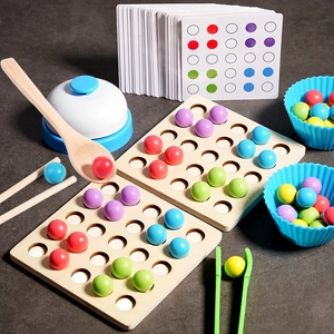 Montessori houten bordspel set met gekleurde kralen voor fijne motoriek van kinderen