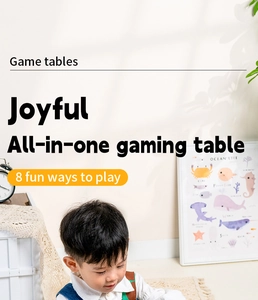 Dettaglio di un tavolo attività in legno per bambini con 8 divertenti giochi educativi
