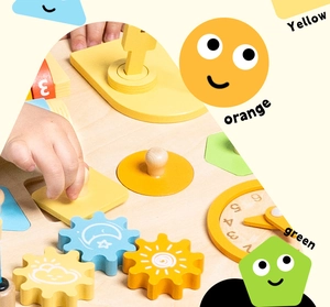 Vista macro di giocattolo educativo in legno con ingranaggi colorati e orologio per bambini