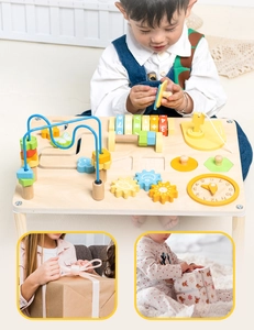 Dettaglio di ingranaggi colorati e rullo matematico sulla tavola montessori in legno