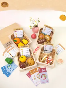 Vue détaillée du set d'aliments de jeu en bois pour enfants avec plateaux et monnaie