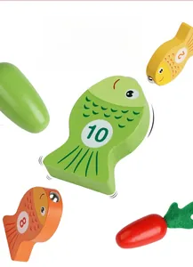 Détail de jouets de pêche en bois avec bords lisses découpés au laser et chiffres colorés