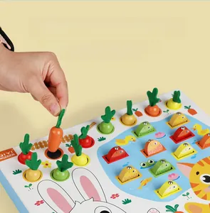 Détail d'un jouet Montessori en bois avec jeu de pêche magnétique et récolte de carottes