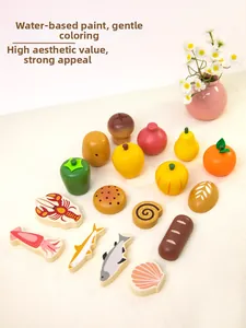Détail d'aliments en bois pour enfants avec une finition de peinture à l'eau