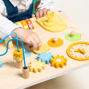 Tavola busy board in legno multifunzionale con orologio e labirinto per l'apprendimento