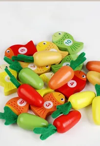 Détail de poissons en bois colorés avec chiffres et carottes pour l'éveil et le calcul