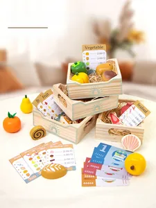 Détail d'aliments en bois avec cagettes, cartes de courses et monnaie de jeu enfant