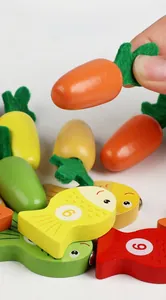 Détail du jouet de pêche magnétique en bois avec carottes colorées et poissons numérotés