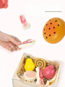 Détails macro d'aliments en bois lisse avec homard coloré et fruits dans un panier