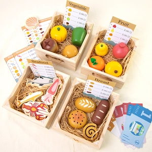 Ensemble d'aliments en bois pour enfants avec fruits, légumes et paniers réalistes en vue 45°
