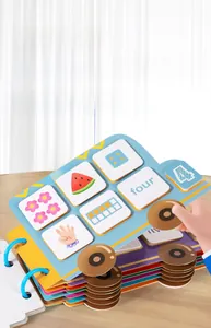 Détail macro du livre Montessori avec correspondance des chiffres et pièces en velcro