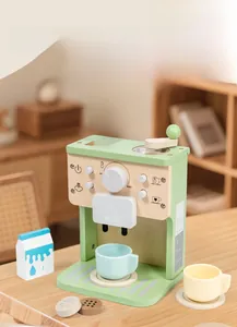 Détail d'un set de machine à café en bois avec tasses et brique de lait pour enfants