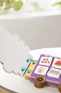 Détail des anneaux de reliure en plastique bleu sur un livre d'éveil pour enfant