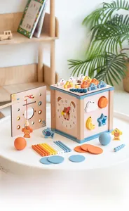 Détail du cube d'activités 9-en-1 en bois avec tri de formes et jeu de pêche magnétique