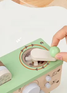 Détails de la machine à café jouet en bois avec manivelle et boutons interactifs