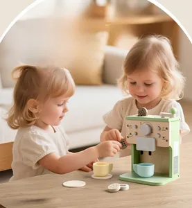 Détail de machine à café en bois jouet avec tasses et brique de lait pour jeu de rôle