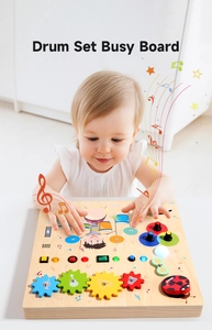 Mani di bimbo che interagiscono con ingranaggi e interruttori LED su busy board in legno