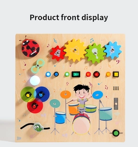 Dettaglio della busy board in legno con interruttori LED, ingranaggi e manopole sensoriali