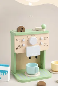 Détail d'une machine à café jouet en bois avec tasses, lait et boutons rotatifs