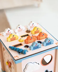 Détail du cube d'activité Montessori en bois avec jeu de pêche et trieur de formes