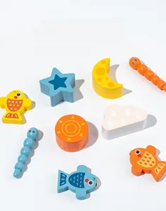 Détail de pièces de jouets en bois Montessori avec bords lisses et peinture écologique