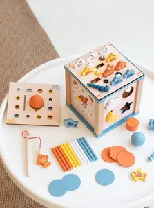 Vue macro du coffret Montessori 9-en-1 en bois avec panneaux interchangeables et jouets éducatifs