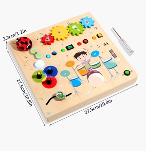 Dettaglio della busy board in legno con luci a LED, interruttori e ingranaggi musicali