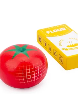 Vue détaillée de la tomate et du sac de farine en bois poli avec des bords arrondis