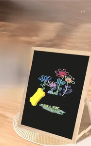 Détail du tableau en bois avec 4 craies de couleur sans poussière et effaceur d'os