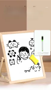 Détail d'un tableau blanc magnétique pliable en bois avec marqueur et effaceur jaune