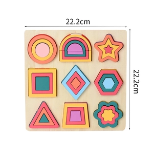 Détail d'un puzzle en bois de 22,2 cm avec des formes géométriques colorées à empiler
