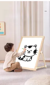 Détail du tableau magnétique en bois avec structure stable en triangle pour le dessin