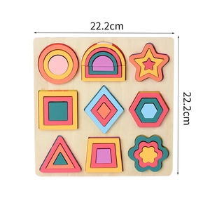 Vue détaillée du puzzle géométrique en bois montrant les couches colorées et 22,2 cm