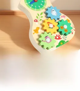 Detailansicht eines Holz-Lernspielzeugs in Gitarrenform mit bunten Zahnrädern und Uhr