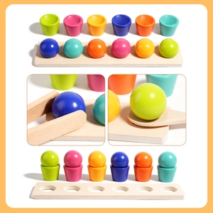 Gioco Montessori in legno per smistamento colori con palline, tazze e pinzette per bambini